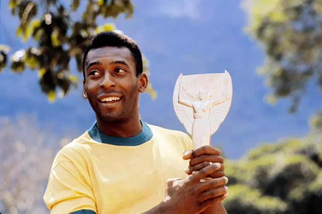 Pelé là một cầu thủ bóng đá chuyên nghiệp người Brazil chơi ở vị trí tiền đạo. 